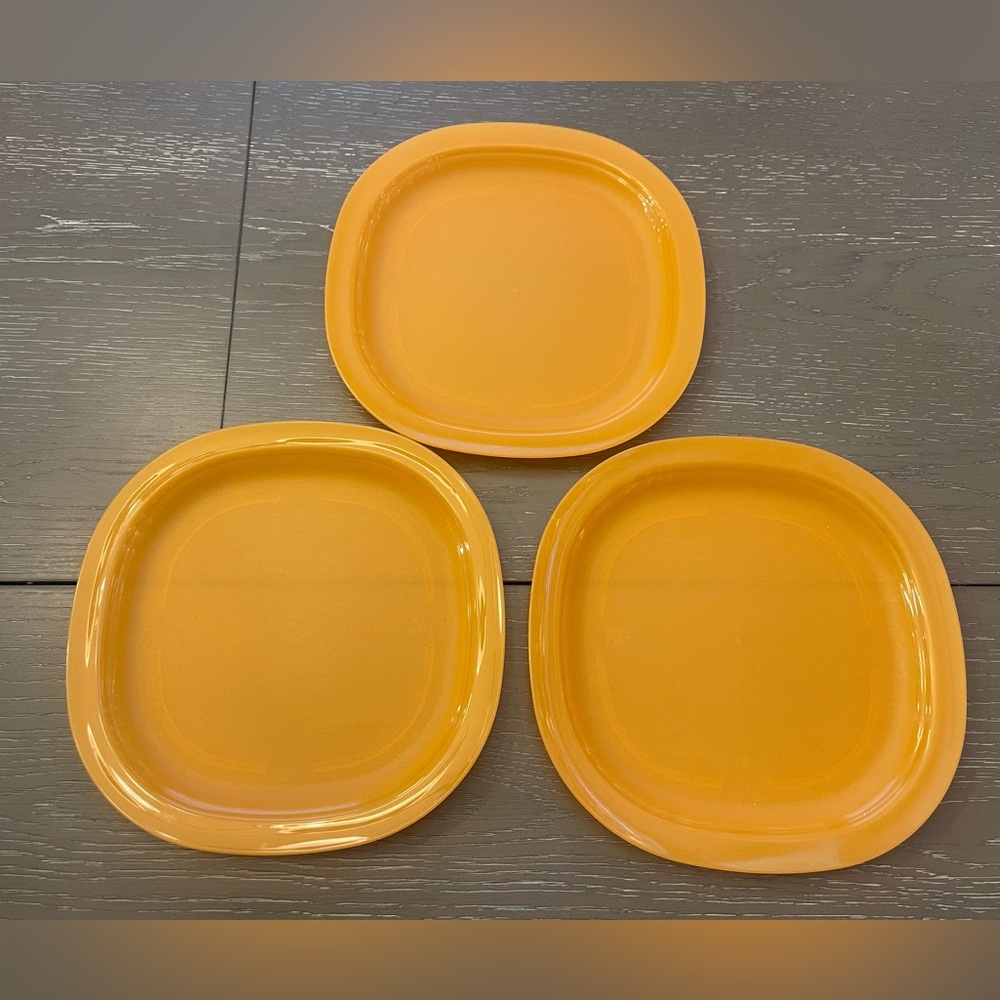 Tupperware set of 3 plates